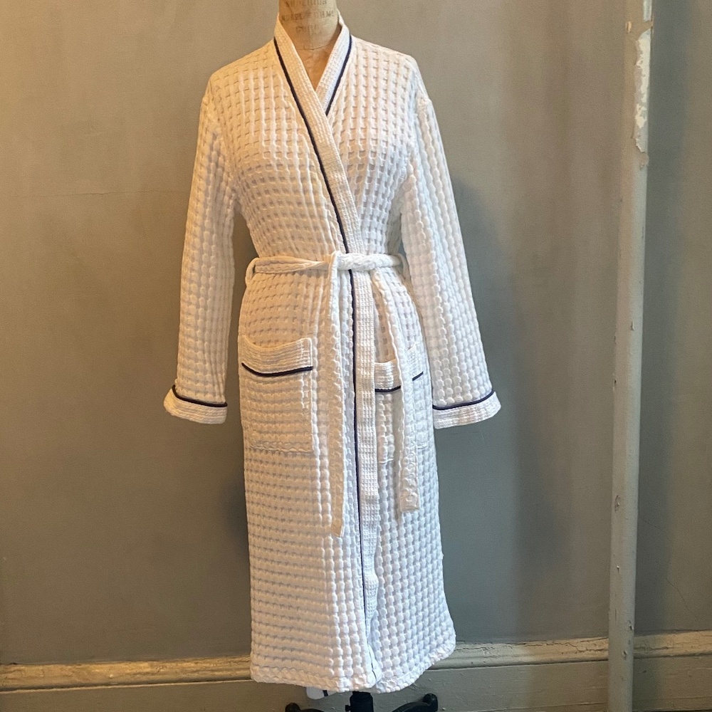 Peacock Alley Cotton Waffle Weave White w/Navy Piping Robe, Size Med Large